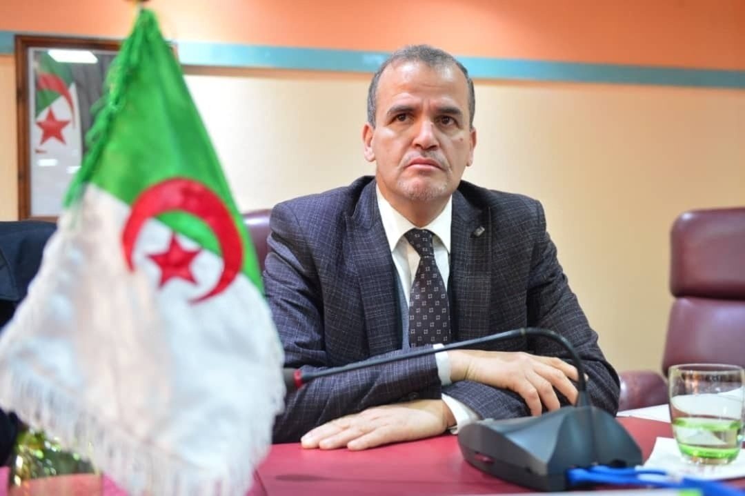 souf_belkadi's tweet photo. يا خاوتي هادو ( مضيق هرمز و باب المندب) تعطيهم الصحراء نتاع الجزائر، و الله غير يخلقولك ندرة في الرمل و تولي تسمع بلي الناس في الصحراء راهم يحتكرو الرمل. https://t.co/C9mr63ExnW