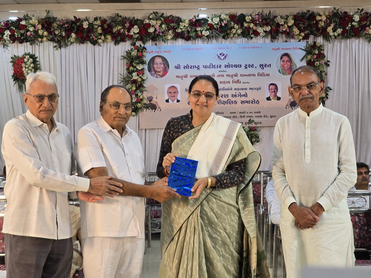 maya_mavani's tweet photo. 🎓📚 શિક્ષણ એ ઉજ્જવળ ભવિષ્યનો પાયો છે.

શ્રી સૌરાષ્ટ્ર પાટીદાર સોશ્યલ ટ્રસ્ટ, સુરત દ્વારા આયોજિત શિક્ષણ સહાય નિધિ અંતર્ગત ઉચ્ચ શિક્ષણ માટે વિદ્યાર્થીઓને સહાયરૂપે ચેક વિતરણ સમારોહમાં વિદ્યાર્થીઓને શુભેચ્છાઓ પાઠવી.

વિદ્યાર્થીઓના શિક્ષણ અને ભવિષ્યને સશક્ત બનાવતી આ સેવાકીય પહેલ પ્રશંસનીય છે. તમામ વિદ્યાર્થીઓને ઉજ્જવળ ભવિષ્ય માટે હાર્દિક શુભકામનાઓ. 🌸

#શિક્ષણ #વિદ્યાર્થીસહાય #ઉચ્ચશિક્ષણ #સુરત #શૈક્ષણિકસમારોહ