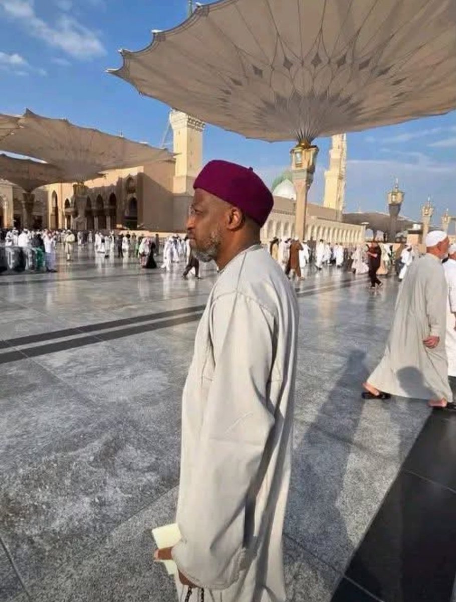 Dangaladima54's tweet photo. Daga Egypt to Madina 

“Yanzu Zamu Fara Tashi Musamman Mu Je Madina Mu Gaida Manzon Allah ﷺ Mu Dawo Gida, Ba Ma Zamu Yi Umarar Ba, Idan Shi Maƙiyin Annabin Shi Yake Bada Lada Yariƙe Ka Yansa”

Allah Ubangiji yakarɓi dukkanin ziyara maulana Sheikh Imam Prof. Ibrahim Maqari (H) https://t.co/6G3t6MSI7s
