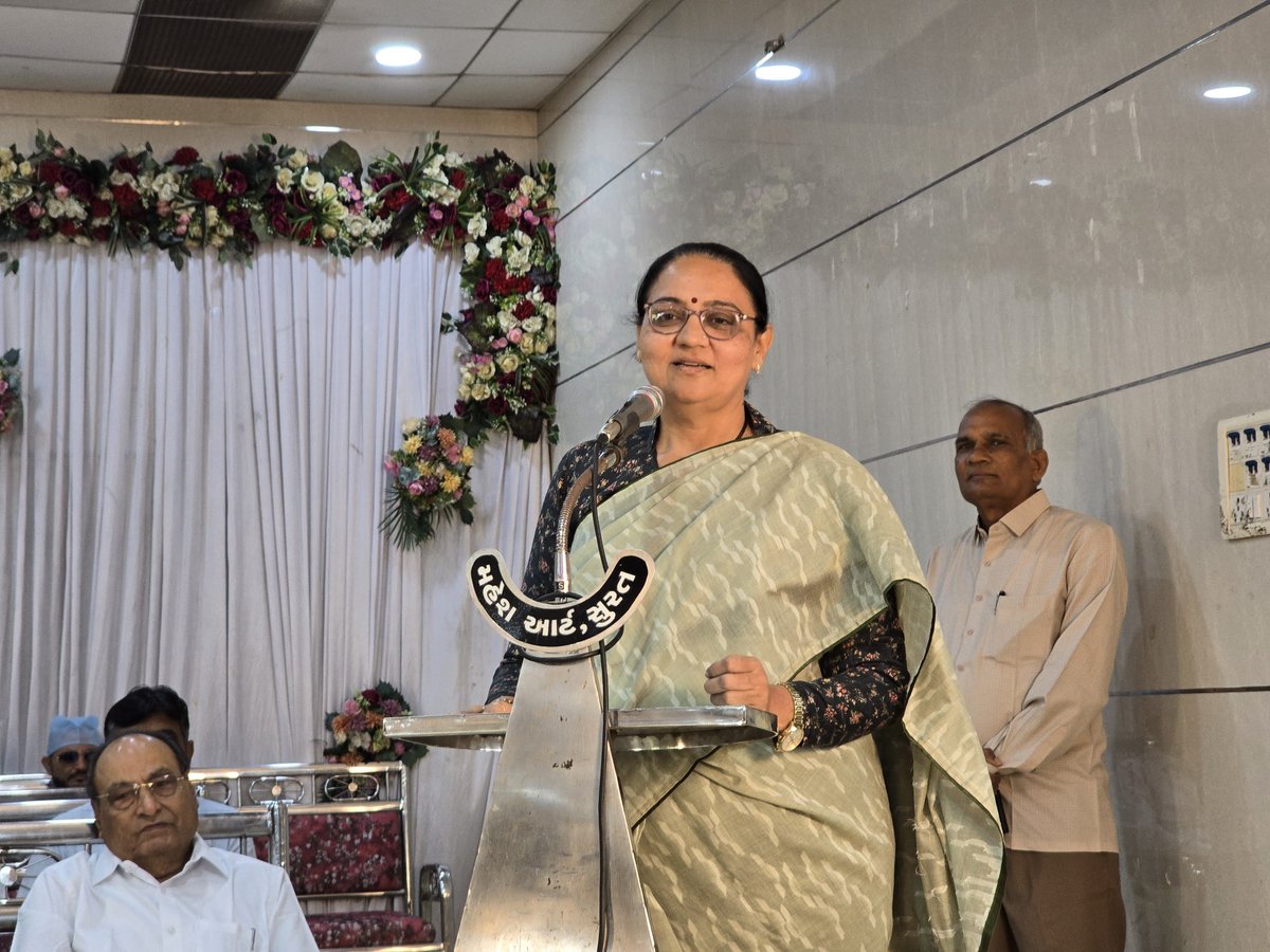 maya_mavani's tweet photo. 🎓📚 શિક્ષણ એ ઉજ્જવળ ભવિષ્યનો પાયો છે.

શ્રી સૌરાષ્ટ્ર પાટીદાર સોશ્યલ ટ્રસ્ટ, સુરત દ્વારા આયોજિત શિક્ષણ સહાય નિધિ અંતર્ગત ઉચ્ચ શિક્ષણ માટે વિદ્યાર્થીઓને સહાયરૂપે ચેક વિતરણ સમારોહમાં વિદ્યાર્થીઓને શુભેચ્છાઓ પાઠવી.

વિદ્યાર્થીઓના શિક્ષણ અને ભવિષ્યને સશક્ત બનાવતી આ સેવાકીય પહેલ પ્રશંસનીય છે. તમામ વિદ્યાર્થીઓને ઉજ્જવળ ભવિષ્ય માટે હાર્દિક શુભકામનાઓ. 🌸

#શિક્ષણ #વિદ્યાર્થીસહાય #ઉચ્ચશિક્ષણ #સુરત #શૈક્ષણિકસમારોહ