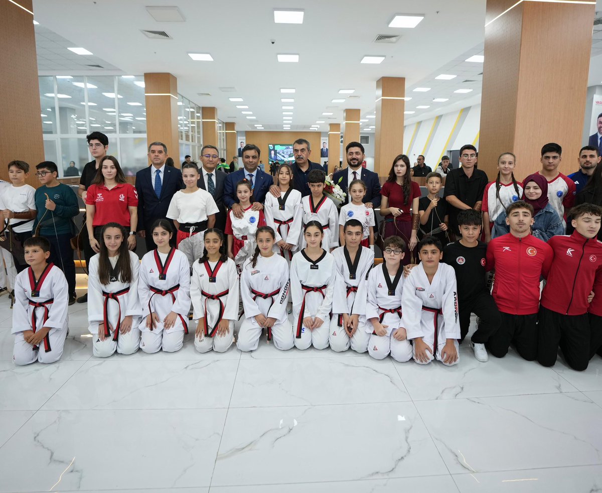 Yusuf__Tekin's tweet photo. 📍 İstanbul

Göztepe Spor Kompleksini ziyaret ettik.

Bakanlık olarak gençlerimizin spor yapabileceği, yeteneklerini keşfedip geliştirebileceği böyle alanları değerli buluyoruz.

Sporcularımıza başarılar, onlara emek veren antrenör ve eğitmenlerimize kolaylıklar diliyorum. https://t.co/4hlbHbemol