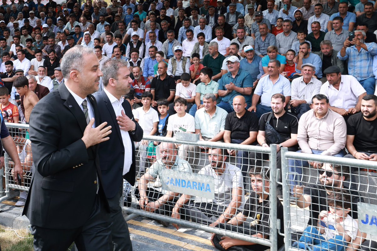AKOnikisubat's tweet photo. 📍 Onikişubat / Kertmen Mahallesi

Onikişubat Belediyemiz ve Türkiye Geleneksel Güreşler Federasyonu iş birliğinde düzenlenen 3. Kertmen Karakucak ve Şalvar Güreş Festivali’ne katılım sağladık. 🤼‍♂️🇹🇷

Yaklaşık 20 yıl aradan sonra Kertmen’de yeniden er meydanına taşınan güreş heyecanında; Türkiye’nin 40’tan fazla ilinden gelen 500’ün üzerinde pehlivanın, Avrupa ve Dünya şampiyonları ile Kırkpınar’ın altın kemerli başpehlivanlarının kıyasıya mücadelesine tanıklık ettik.

Ata sporumuz güreşin yaşatılması, gelecek nesillere aktarılması ve Kertmen’imizin bu güzel geleneğinin yeniden canlandırılması bizler için büyük bir mutluluk.

Organizasyonda emeği geçen başta Onikişubat Belediye Başkanımız Hanifi Toptaş’a olmak üzere emeği herkese teşekkür ediyor, tüm pehlivanlarımıza başarılar diliyoruz. 🇹🇷🤼‍♂️