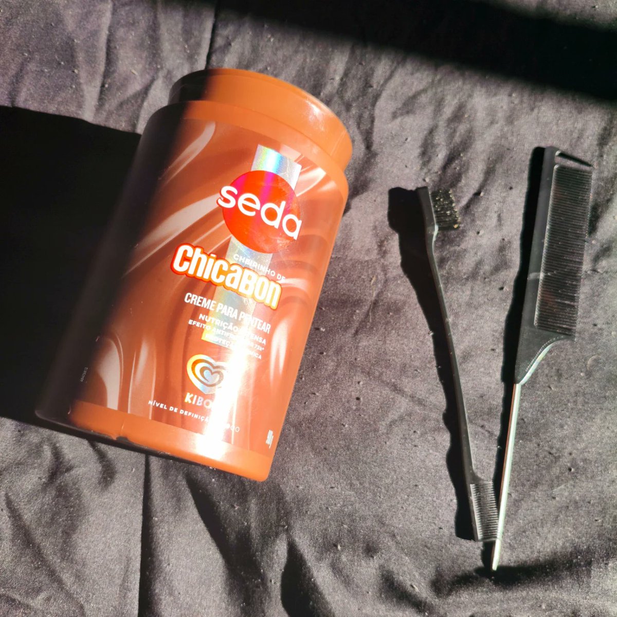 PaulinhovR_'s tweet photo. Cabelo cheiroso ou match com a nostalgia? O Seda + Kibon Chicabon nutre, condiciona, dá brilho e movimento, oferece proteção térmica até 230°C e contra raios UV. Perfeito para um cheirinho doce o dia todo. https://t.co/wdQTIWveYp