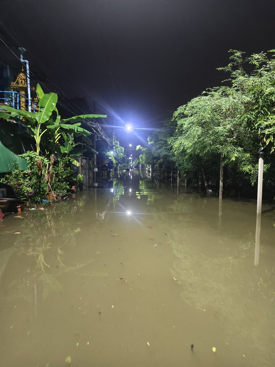 jfu9fix's tweet photo. รัฐบาลบอกเอาอยู่ แต่ตอนนี้กูเดินลุยน้ำอยู่
#น้ำท่วม #รังสิต #กทม https://t.co/2f3i5wYJZY