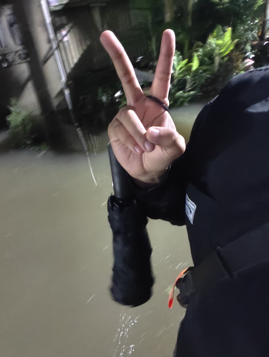 jfu9fix's tweet photo. รัฐบาลบอกเอาอยู่ แต่ตอนนี้กูเดินลุยน้ำอยู่
#น้ำท่วม #รังสิต #กทม https://t.co/2f3i5wYJZY