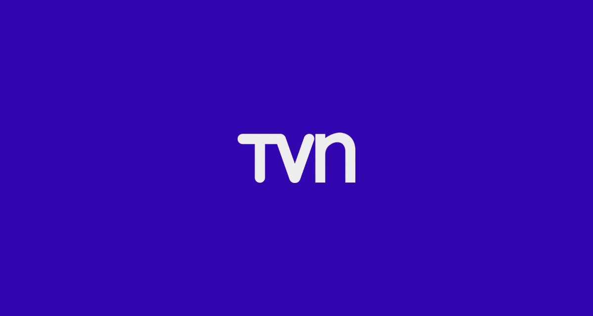 Pulso_Mediatico's tweet photo. #PulsoTendencias| TVN deja en el olvido su color rojo característico, mutando hacia un nuevo color de marca, azul eléctrico con matriz púrpura. La nueva dirección del canal, apuestan por una nueva identidad, que ya se ve reflejada en https://t.co/E3GOCX0kHy. ¿Qué te parece? 📲 https://t.co/LUwvOSICqx