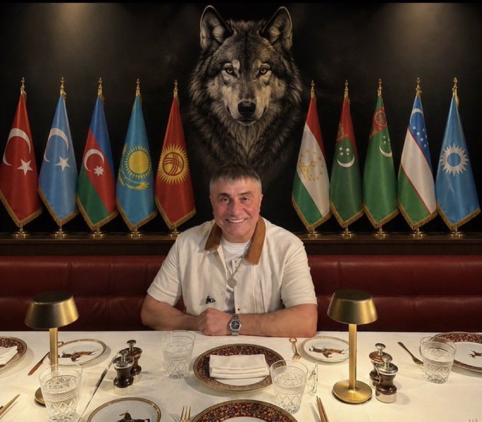 SIVAS_ABISI's tweet photo. KIYMETLİ REİS’İM SAYIN SEDAT PEKER Reisim, size bir kardeşiniz olarak çaresiz kaldığım bir konuda sesimi duyurmak için yazıyorum. Son dönemde yaşadığım sağlık sorunları nedeniyle hastane kontrollerim ve tedavilerim devam ediyor. Hastaneye gidip gelmekte zaten zorlanırken, yaklaşık 1 ay önce geçirdiğim trafik kazası nedeniyle aracım da arızalandı. Aracımın tamir masrafının yaklaşık 150.000 TL olması ve bunu karşılayacak maddi imkânımın bulunmaması beni gerçekten çok zor durumda bıraktı. Bir yandan sağlık sorunlarımla uğraşıyor, diğer yandan hastaneye ulaşım konusunda çaresiz kalıyorum. Banka borcum bulunuyor. Maddi sıkıntılarım her geçen gün daha da ağırlaşıyor ve artık tek başıma bunun altından kalkmakta çok zorlanıyorum. Reisim, sizden bir büyüğüm ve kardeşiniz olarak ricam; imkânınız varsa bana bu zor günlerimde destek olmanızdır. İnanın bunu yazmak benim için hiç kolay değil. İnsan bazen çaresiz kalınca, son çare olarak bir büyüğünün kapısını çalmak zorunda kalıyor. Sizden gelecek en küçük bir destek dahi benim için çok kıymetli olacak. Özellikle hastaneye gidip gelebilmem ve bu zor dönemi atlatabilmem için yardımınıza ihtiyacım var. Allah sizden razı olsun Reisim. Sesimi duyarsanız, bu kardeşinizin hayatında çok önemli bir iyilik yapmış olacaksınız. 🇹🇷  Saygı ve dualarımla…  @sedat_peker @hizirreis999 @yvzayd @pekermedya @omerbey_tr