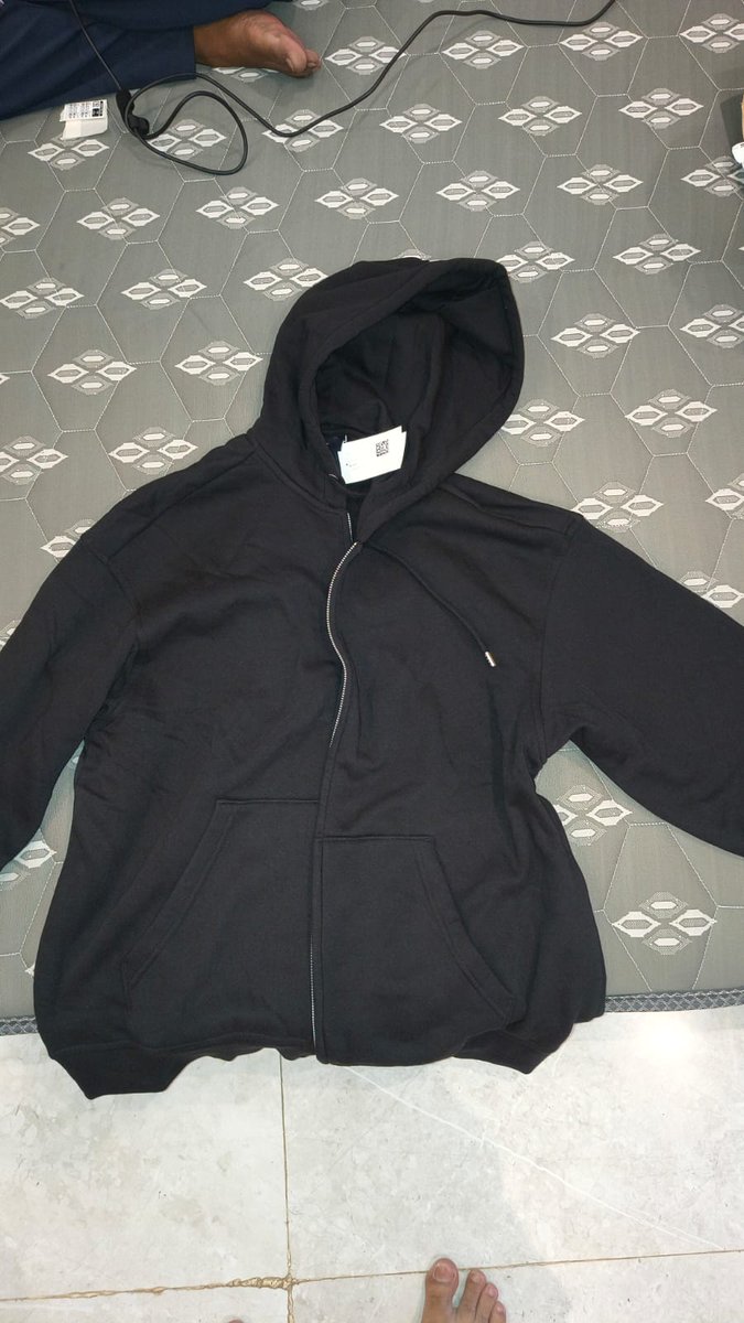 Mr_Robot324's tweet photo. I have attached photographs of the product for your reference. The product is in the condition required for return, and I request that you please investigate this matter, including the actions and status updates made by the pickup executive.
@nykaafashion @jaagograhakjago https://t.co/RaoL1Ig9dK