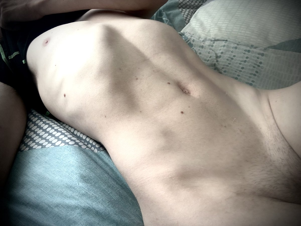 xrsizm's tweet photo. you guys got me to 900 followers while i was sleeping, tytyty 💜💜💜 https://t.co/077UffEKuD