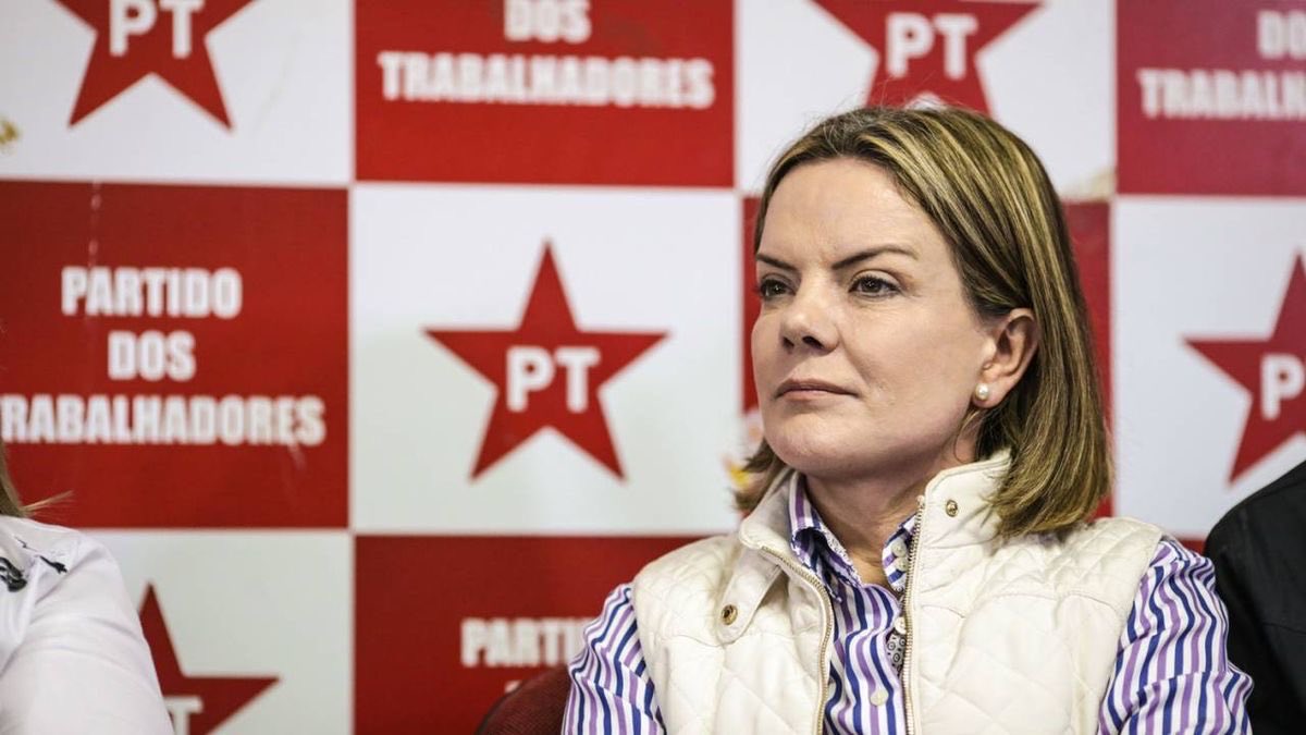 CentralDireitaB's tweet photo. 🇧🇷 URGENTE: Nos bastidores, o nome de Gleisi Hoffmann ganha força para ser a próxima indicação de Lula ao Supremo Tribunal Federal.

Advogada e candidata ao Senado, o presidente acredita que ela reúne o perfil técnico e a confiança política para a nomeação. https://t.co/ecB5VaVPAl