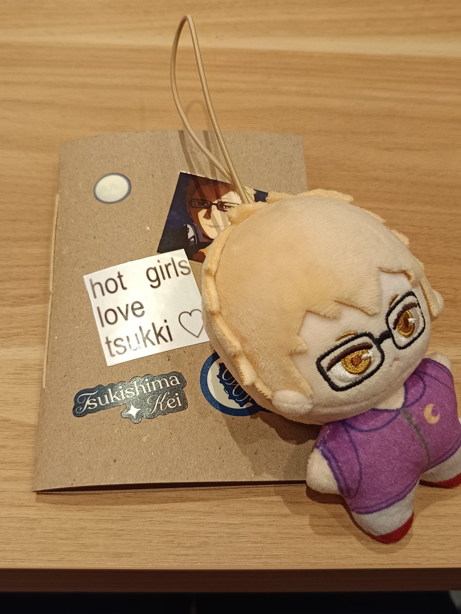 caeinemi's tweet photo. I'm having a BLAST day ever!!! gila, event anime pertama aku bener-bener SERUUU BANGETTT!!! I'm enjoying every moment, grasak grusuknya, terus semua kegiatannya seru seru banget, aku beneran demen bikin zine nya 😭❤

Happy Tsukki Day pokoknya!!

#OnceInABlueTsukki #HappyKeiDay https://t.co/MHnHiI2keu
