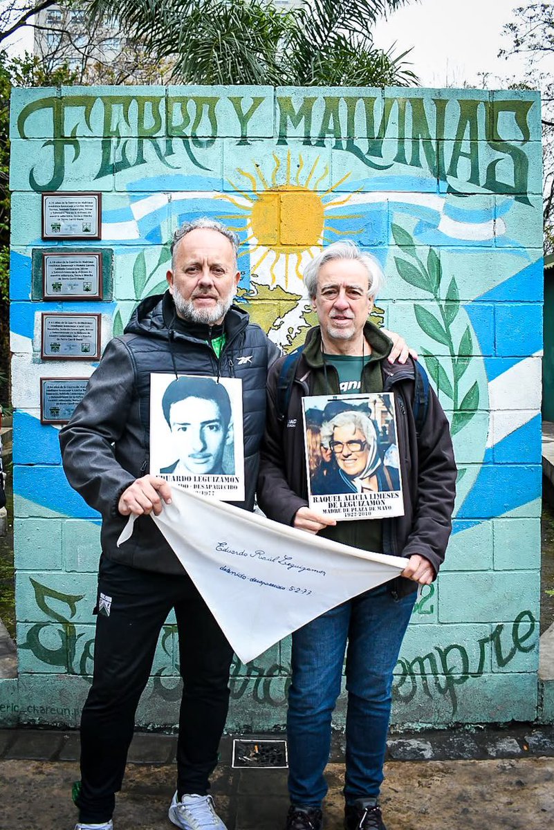 IdenVerdolaga's tweet photo. Daniel Alcaraz junto a Oscar Leguizamón, hermano de Eduardo Leguizamón, socio de Ferro desaparecido por la última dictadura cívico militar.

Desde Identidad Verdolaga reafirmamos nuestro compromiso con la Memoria, Verdad y Justicia.

Son 30.000. Nunca Más. https://t.co/vwmbRgU84i