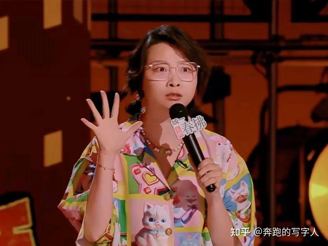 TildaGrims6u5's tweet photo. [Chicos, anoche en el show de stand-up me equivoqué de micrófono y terminé hablando con una planta de la audiencia! La broma de que "las plantas son buenas oyentes" tiene razón, nunca me reí tanto en el escenario!]， https://t.co/EOMCywURkP