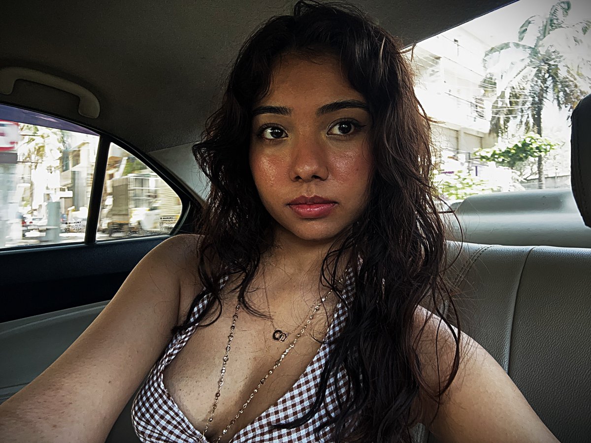 baddiesforshow's tweet photo. NAME-  GAURI KAPOOR
UNIVERSITY-  LADY SHRI RAM COLLEGE, DU  
AGE -20 
HOMETOWN - KOLKATA 
FEATURES-  DECENT TITS , MOMMY LOOKS
  #COLLEGESLUT #SEXY #DU #INDIANCOLLEGESLUT https://t.co/lRyDK2CoAO