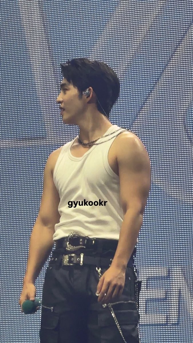 cheolhanglazer's tweet photo. choose your fighter https://t.co/rm7rWR0Hdj