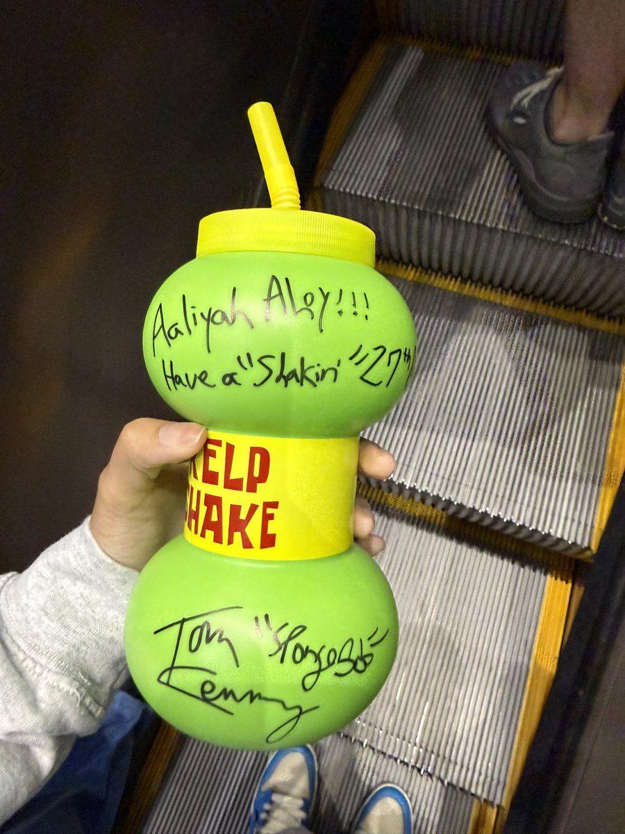 killumantii's tweet photo. i met spongebob. https://t.co/0ug57VzfXS