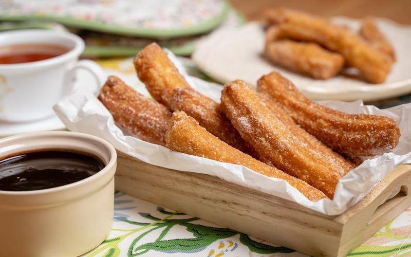 Logandrqb9's tweet photo. Hoy desayunamos juntos churros con chocolate, y su risa es el mejor topping del día. https://t.co/YkPuEPKsmh