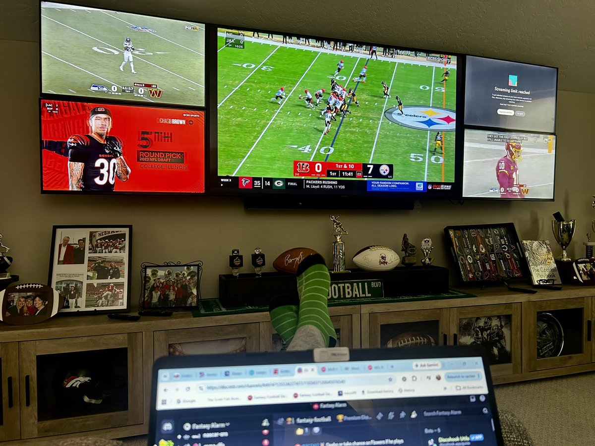 GridironAngie's tweet photo. I honestly don’t know what people who aren’t into sports even do on Sundays 🏈😂 https://t.co/nwCtat5kW7