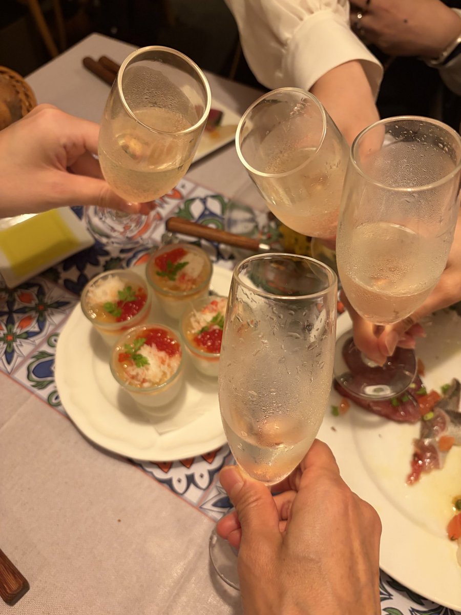 mananan0519's tweet photo. フジロック婦人会🥂笑い過ぎてお腹ちぎれるかと思った。 https://t.co/Xy7XP8sKYI