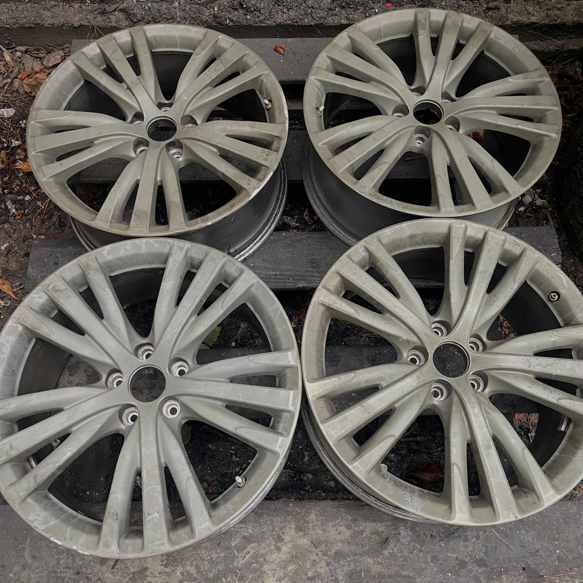 DavisBoken's tweet photo. 19-inch Nissan wheels in gloss black powder coating—OEM black. https://t.co/8IU5IrcUxh