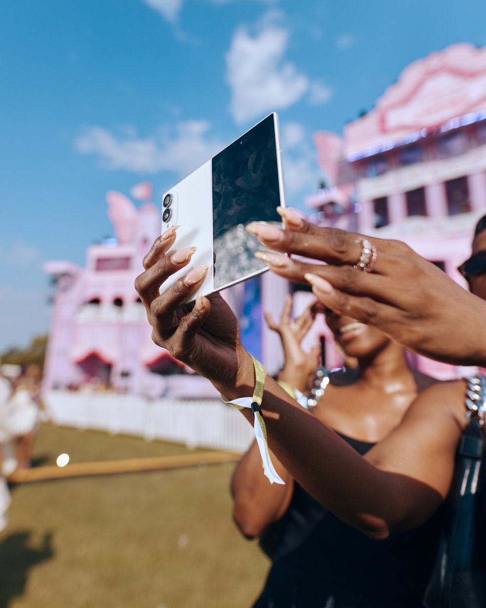 Chomey_za's tweet photo. #AD
Lightweight and pocket-friendly when closed, but a massive screen experience when open.
The #GalaxyZFold8 is easily the slimmest foldable yet!
@SamsungMobileSA #LMC #SamsungMobileSA https://t.co/csWHCE0sRS