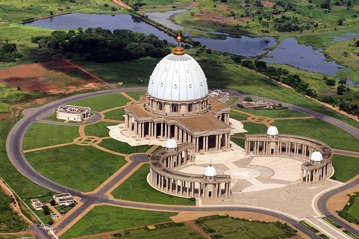 AfricaFirsts's tweet photo. The largest church in the world is located in Cote d'Ivoire (Ivory Coast) 🇨🇮 https://t.co/w3wJAYkUoP