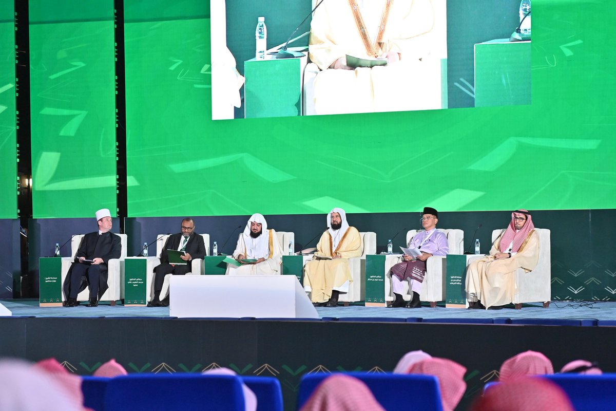 PvGovSa's tweet photo. الرئيس العام لـ #هيئة_الأمر_بالمعروف والنهي عن المنكر يترأس الجلسة الثانية للمؤتمر الدولي لمواجهة الانحرافات الفكرية، الذي تنظمه الجامعة الإسلامية. https://t.co/aN2dlg9f1B