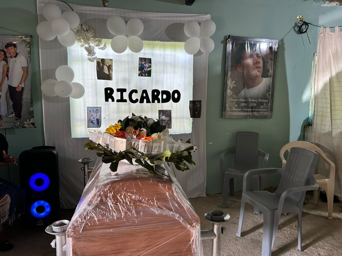 eabolanos's tweet photo. @SebastianForerr de @revistaRAYA estuvo en el velorio y el sepelio de Ricardo Martínez, el joven campesino de 18 años señalado por De la Espriella de ser miembro de las Autodefensas Conquistadoras de la Sierra y luego por una versión de la Policía como un supuesto hijo de alias Pinocho, máximo comandante de ese grupo paramilitar. Ambos señalamientos han quedado en entredicho y hoy los testimonios y pruebas enseñadas al reportero dan cuenta de lo que podría ser la primera ejecución extrajudicial del gobierno De la Espriella.

Lean la crónica 

https://t.co/WmrE3PzanR

Y esta noche espere la entrevista completa con la mamá y el hermano mayor de Ricardo, quienes reconstruyeron sus últimas horas con vida. 

Todo esto desde Santa Marta.