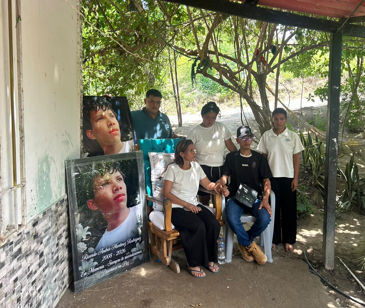 eabolanos's tweet photo. @SebastianForerr de @revistaRAYA estuvo en el velorio y el sepelio de Ricardo Martínez, el joven campesino de 18 años señalado por De la Espriella de ser miembro de las Autodefensas Conquistadoras de la Sierra y luego por una versión de la Policía como un supuesto hijo de alias Pinocho, máximo comandante de ese grupo paramilitar. Ambos señalamientos han quedado en entredicho y hoy los testimonios y pruebas enseñadas al reportero dan cuenta de lo que podría ser la primera ejecución extrajudicial del gobierno De la Espriella.

Lean la crónica 

https://t.co/WmrE3PzanR

Y esta noche espere la entrevista completa con la mamá y el hermano mayor de Ricardo, quienes reconstruyeron sus últimas horas con vida. 

Todo esto desde Santa Marta.