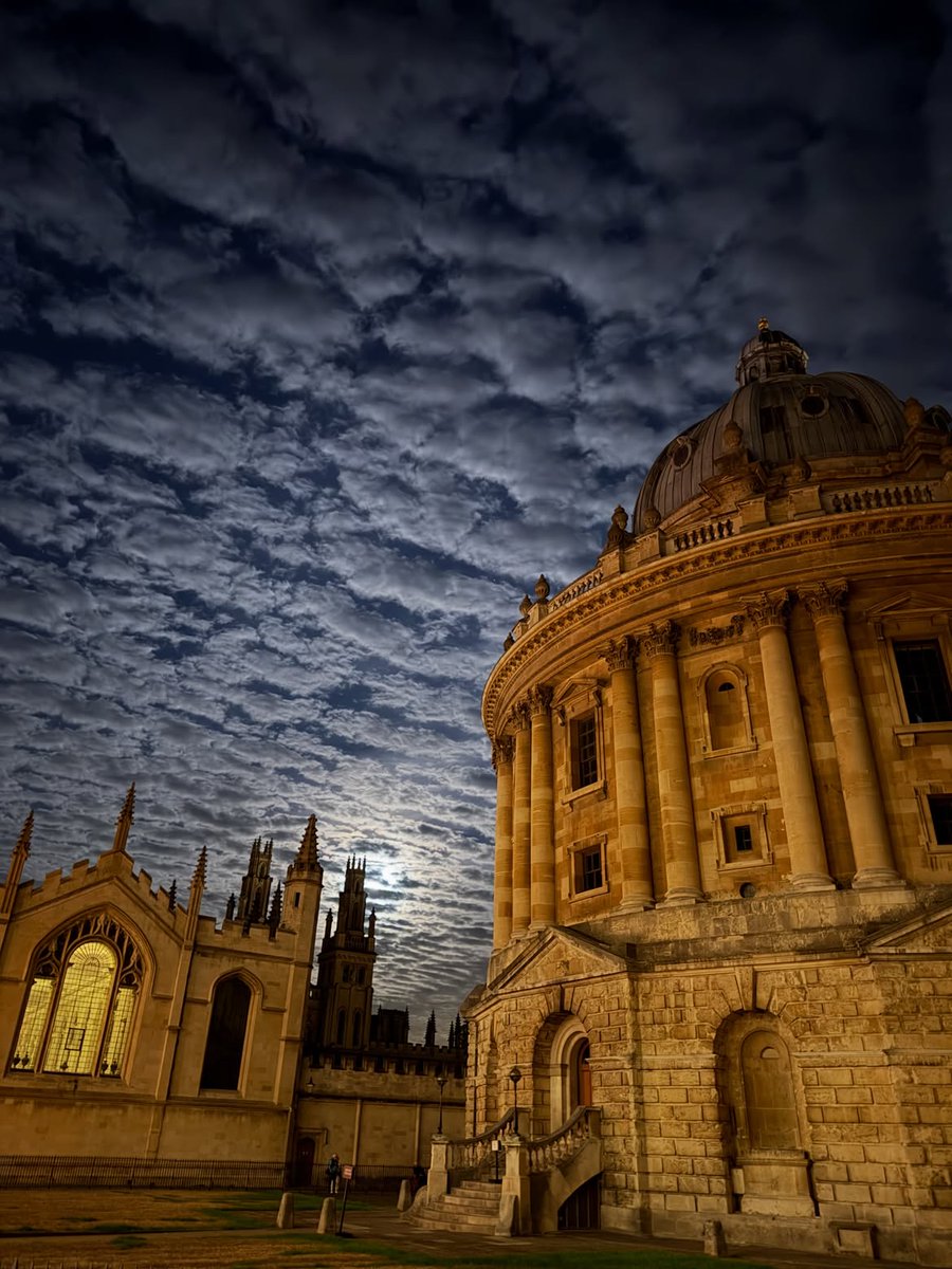 UniofOxford's tweet photo. Oxford looking magical last night 🌕✨

The Harvest Moon lit up the night sky - the name traditionally given to the full moon closest to the autumn equinox.

📷 Instagram | ObservingOxford https://t.co/vCsOsIAxkA