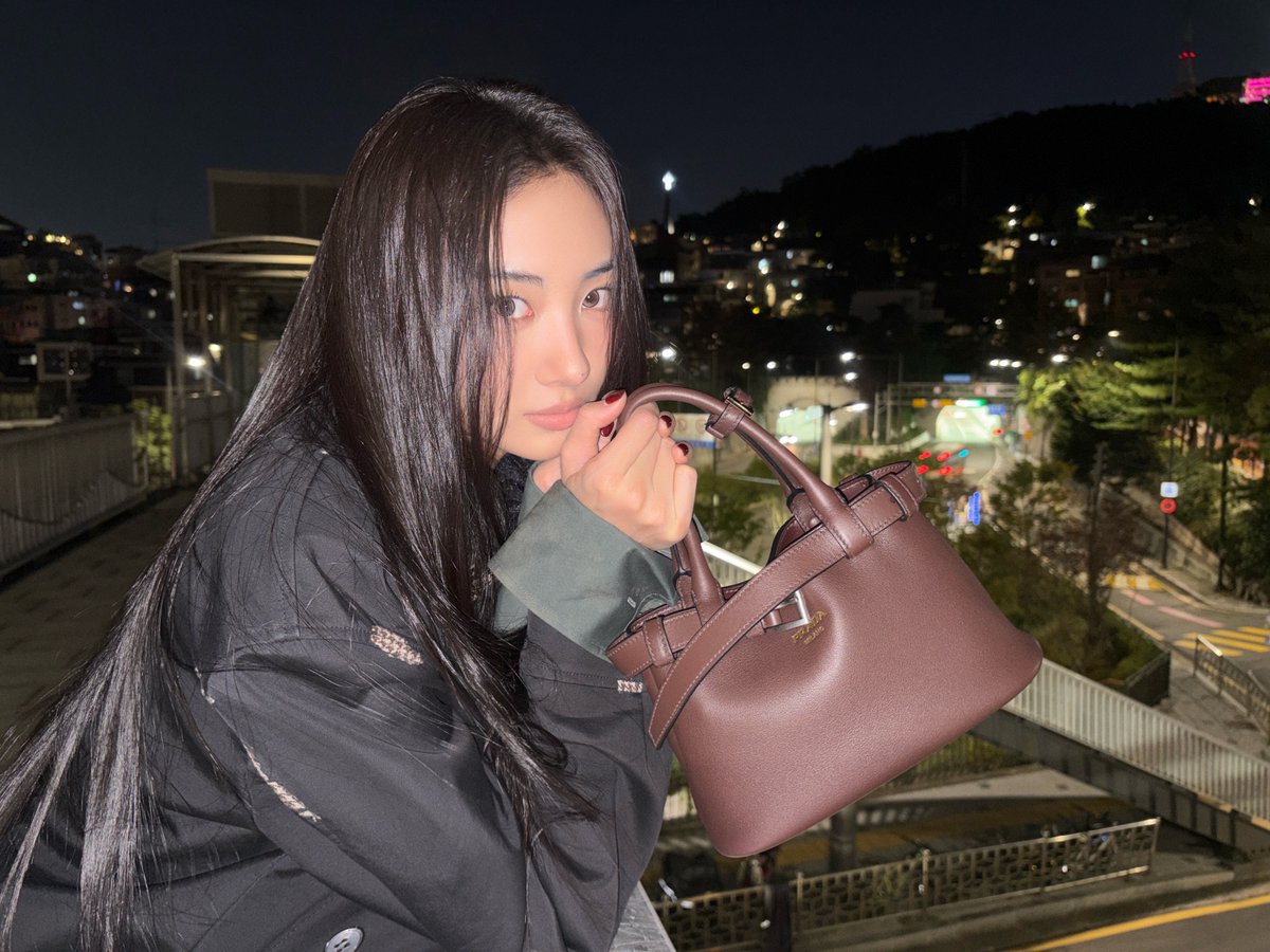 meovvbot's tweet photo. 260927 meovv Instagram Update

autumn nights with @prada 🤎🌘

#Prada #PradaFW26
#MEOVV #GAWON
#THEBLACKLABEL

https://t.co/1CxmWkqiHJ

#미야오 https://t.co/gOrhTEL1te