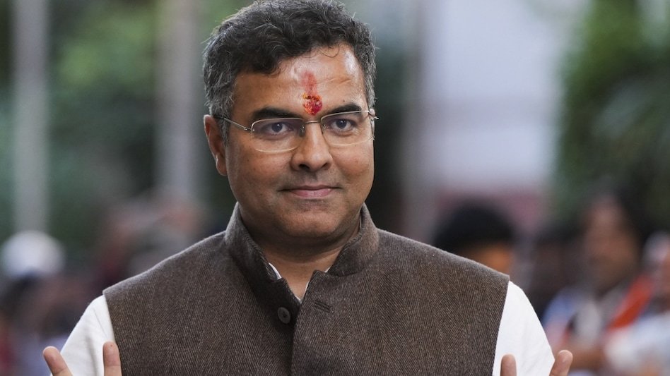 Khurpench_'s tweet photo. आपका नाम प्रवेश वर्मा है।
आप दिल्ली के डिप्टी CM हैं,
आपके पिता जी दिल्ली के मुख्यमंत्री थे ,
इसलिए राजनीति आपके लिए बहुत आसान थी।
आपने अरविंद केजरीवाल को हराकर परचम लहराया था ,
मुख्यमंत्री बनने के प्रबल दावेदार माने जा रहे थे लेकिन बीजेपी की महिलाओं राजनीति में प्रमोट करने की प्रतिज्ञा ने आपके अरमानों पर पानी फेर दिया।

आज एक युवक ने खराब सड़क के लिए कुछ सवालों के साथ आपकी वीडियो बना ली तो आपने सबके सामने उसको कंटाप जड़ दिया ,
माफी भी नहीं मांगी और बोल रहे है कि गुस्से में जो आदमी करता वही मैने किया , पहली बात आप आदमी नहीं है दूसरी बात जब चीज़ों को ठीक नहीं करा सकते तो राजनीति में क्यों आए ??

सड़क जनता की है,
सवाल जनता का है,
पैसा जनता का है,
और जवाबदेही भी आपकी है।

सड़क खराब है तो उसे ठीक करवाइए,
जनता सवाल पूछ रही है तो उसका जवाब दीजिए।

सवाल पूछने वाले को कंटाप मारने से सड़क का गड्ढा छोटा नहीं हो जाता ब्रो।

कल कोई पानी , बिजली , नाली या अस्पताल को लेकर सवाल करेगा तो क्या उसका भी यही इलाज होगा?

लोकतंत्र में जनता को सवाल पूछने का अधिकार मिला है,
मंत्री को हाथ उठाने का नहीं।

जनता ने आपको सड़क ठीक करने के लिए चुना है ,
जनता का चेहरा लाल करने के लिए नहीं।