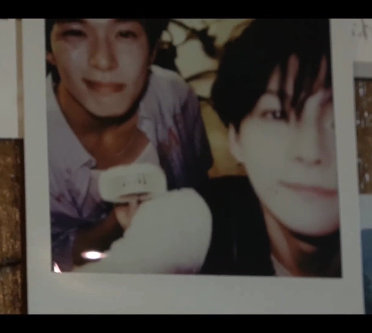 ventisqent's tweet photo. ผ่านมาจนจะ 2 คัมแบคแล้ว yg ก็ยังไม่ลงเบื้องหลังเพลงนี้อีก ( คิดว่าคงไม่มีวันลงแล้วล่ะ ) แถมไม่มีชัด ๆ ให้ดูด้วย รอบแรกคิดว่าคงลงขายในเล่มครบรอบ 6 ปี แต่ก็ไม่มี . . . ใครก้อได้ ช่วยเหลือฉันที อยากเห็นเบื้องหลังรูปนี้เพราะมันน่ารักมากอะ T T ฟีลรูปที่เอาไว้ลง anniversary กับแฟน แล้วเขียนบนรูปไว้ว่า ‘ หมูอ้วน 🩷 คุณลุง ’ แบบนี้ ถ้าค่ายไม่ลง วอนเท่อโยมาลงกันเองก็ได้นะ เป็นรูปใหม่ก็ไม่ติด