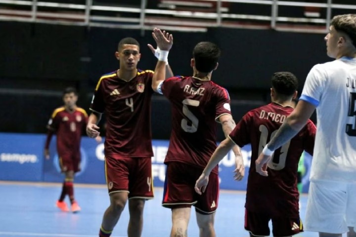 VTVcanal8's tweet photo. Venezuela empata a 3 goles con Uruguay en el inicio del Suramericano Sub-20 de FutSal

Leer más ➡️ https://t.co/5RuvR4mR7t https://t.co/OESWPMfqUx