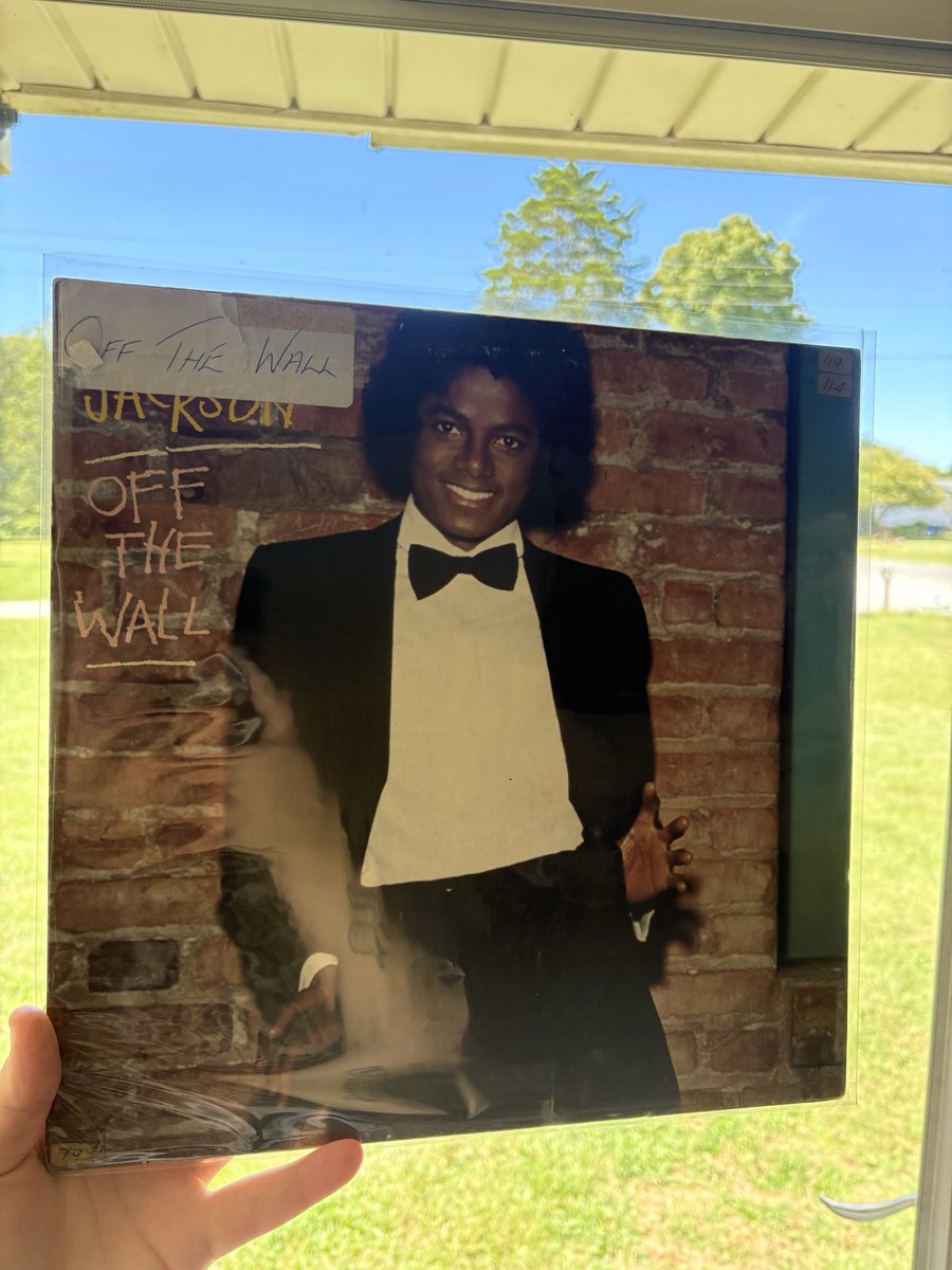 cozmicghost's tweet photo. I’m not one to normally find deals, but two weeks ago I found an outstanding one! I couldn’t pass it up. I’m now the owner of original presses of Off the Wall and Bad 🤭❤️ https://t.co/lRn1fhJ5Ce