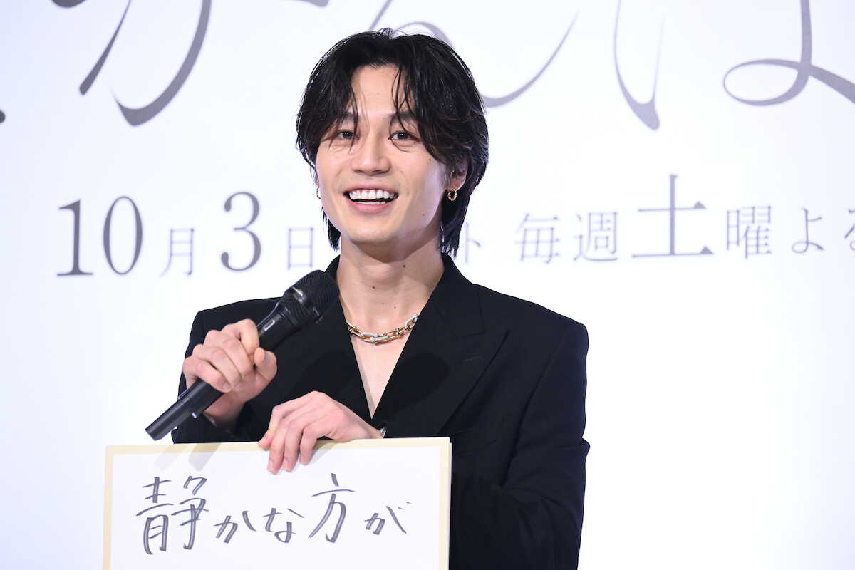topicool_jp's tweet photo. 【トピクル】

松田元太、ドラマ制作発表に「布少なめ」衣装で登場！「俺、嵐なのかな」発言で会場を沸かす

素肌にジャケットを羽織ったスタイリッシュな装いで登壇した松田さん。「布少なめです」と笑みを浮かべ視線を釘付けにしました

▼記事はこちら▼
🔗https://t.co/LNkyFdGy6K

＃松田元太 https://t.co/qIucHwwSYQ
