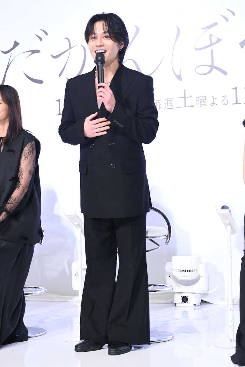 topicool_jp's tweet photo. 【トピクル】

松田元太、ドラマ制作発表に「布少なめ」衣装で登場！「俺、嵐なのかな」発言で会場を沸かす

素肌にジャケットを羽織ったスタイリッシュな装いで登壇した松田さん。「布少なめです」と笑みを浮かべ視線を釘付けにしました

▼記事はこちら▼
🔗https://t.co/LNkyFdGy6K

＃松田元太 https://t.co/qIucHwwSYQ