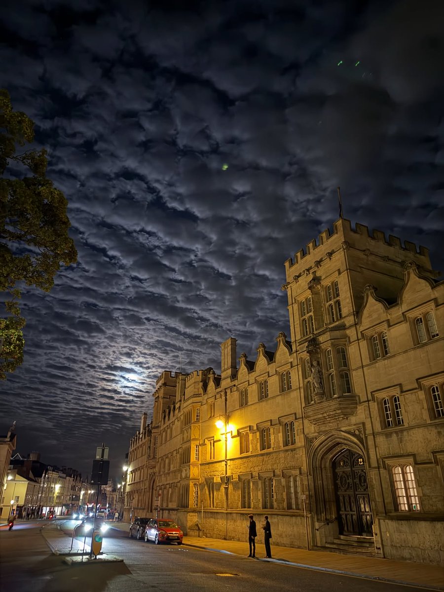 UniofOxford's tweet photo. Oxford looking magical last night 🌕✨

The Harvest Moon lit up the night sky - the name traditionally given to the full moon closest to the autumn equinox.

📷 Instagram | ObservingOxford https://t.co/vCsOsIAxkA