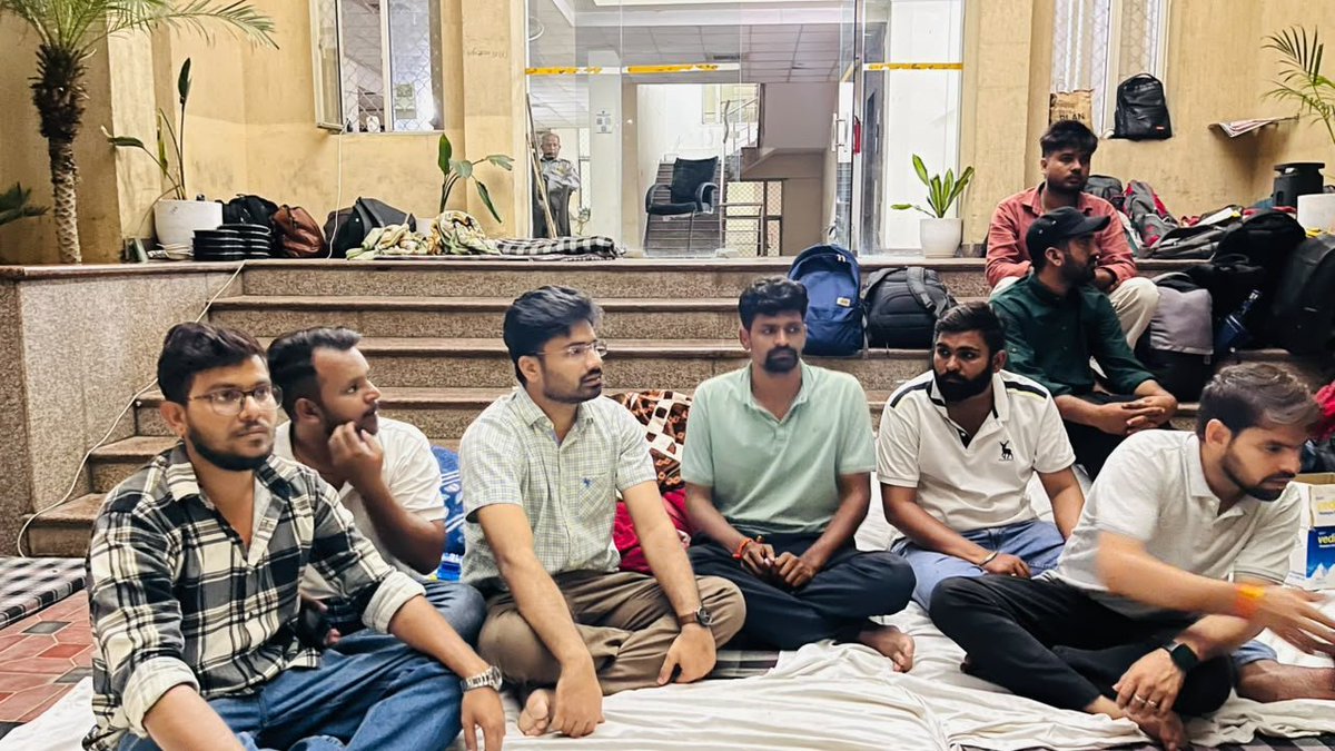 sachinyadav___1's tweet photo. The Government must immediately initiate meaningful dialogue and give a clear answer: when will it engage with the protesters on these legitimate demands?
With protesters’ health deteriorating and two already requiring hospital treatment, further delay is unacceptable. https://t.co/LlhkISs3y2