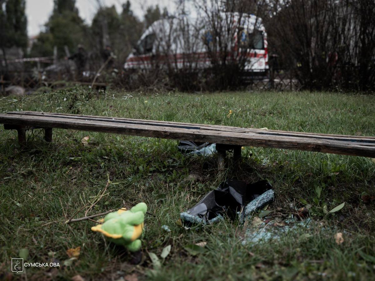 OlehHryhorov's tweet photo. ❗️Unfortunately, two people were killed in Sumy today as a result of a hostile strike.

They are an elderly woman and a 16-year-old girl.

The enemy attacked the city again with three guided aerial bombs. One of the strikes hit near the building of the Family and Children Support Center. The building is damaged. There were no visitors there at the time of the strike.

Five more people were injured, including one child.