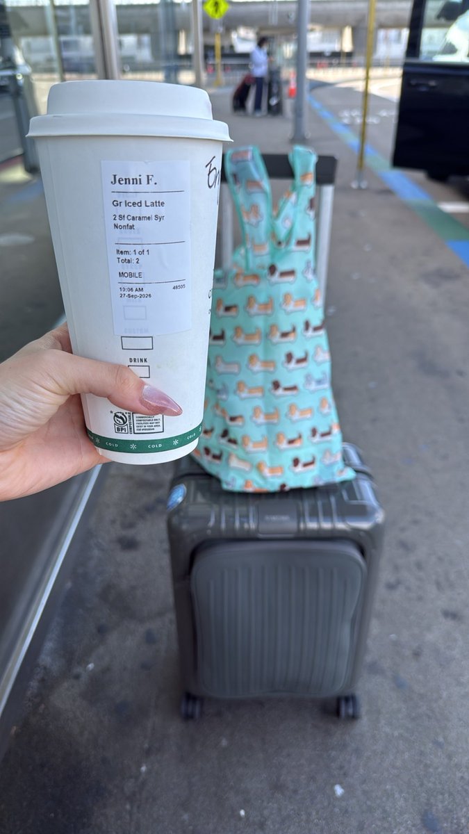 justjenniThings's tweet photo. Very productive morning. Went to the SFO, picked up my new suitcase and a coffee ☕️ 👻 https://t.co/H01C5BTKfO