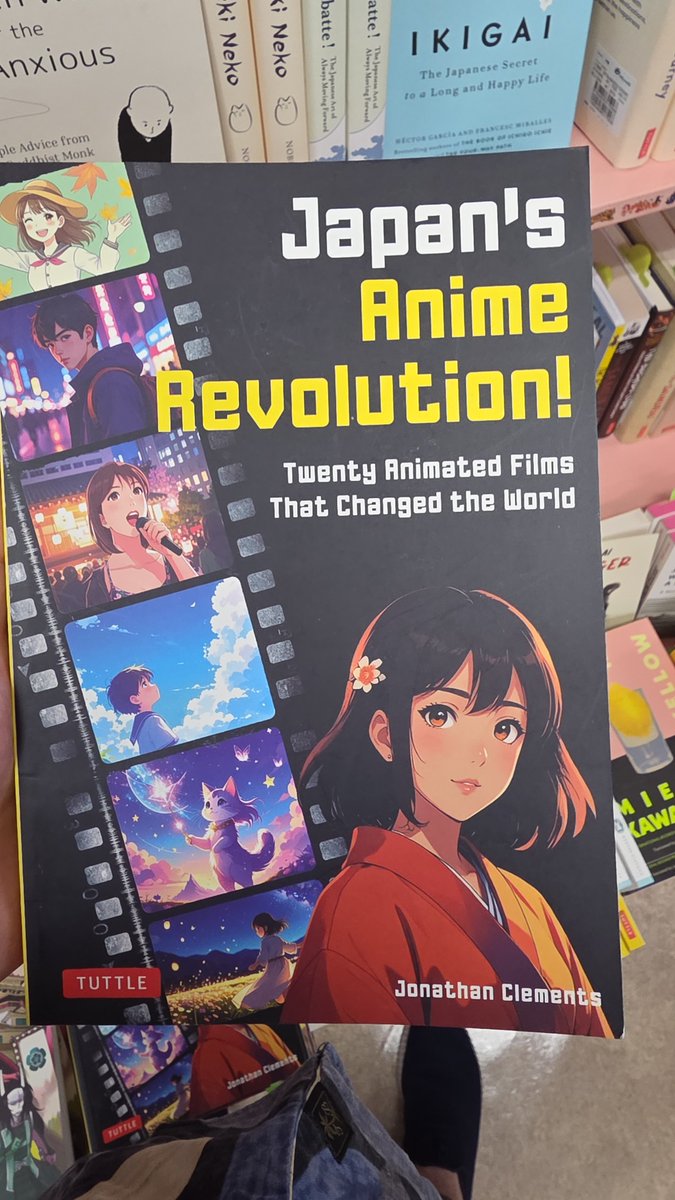 Magasdel's tweet photo. これ思い出した。この前図書館で見たけど海外向けの日本のアニメ歴史の本らしいけど表紙がAIで作った女性のイラスト。しかも着物の着付けが間違っててお詫びも入ってた。
表紙を作った人恥ずかしくないのか？ https://t.co/uzX61Z6Xzk