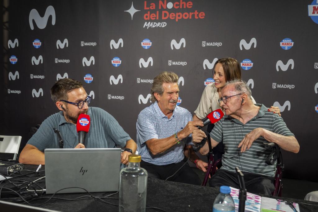 FantasyMarca's tweet photo. 🎓🎙️ Gran asistencia de otro maestro de maestros como @ICano7 en la entrevista a nuestra leyenda Fantasy en @RadioMARCA @PabloParra_95 @pozueloficial #MovistarFantasyMARCA 📻 https://t.co/QcBoRKjCFE