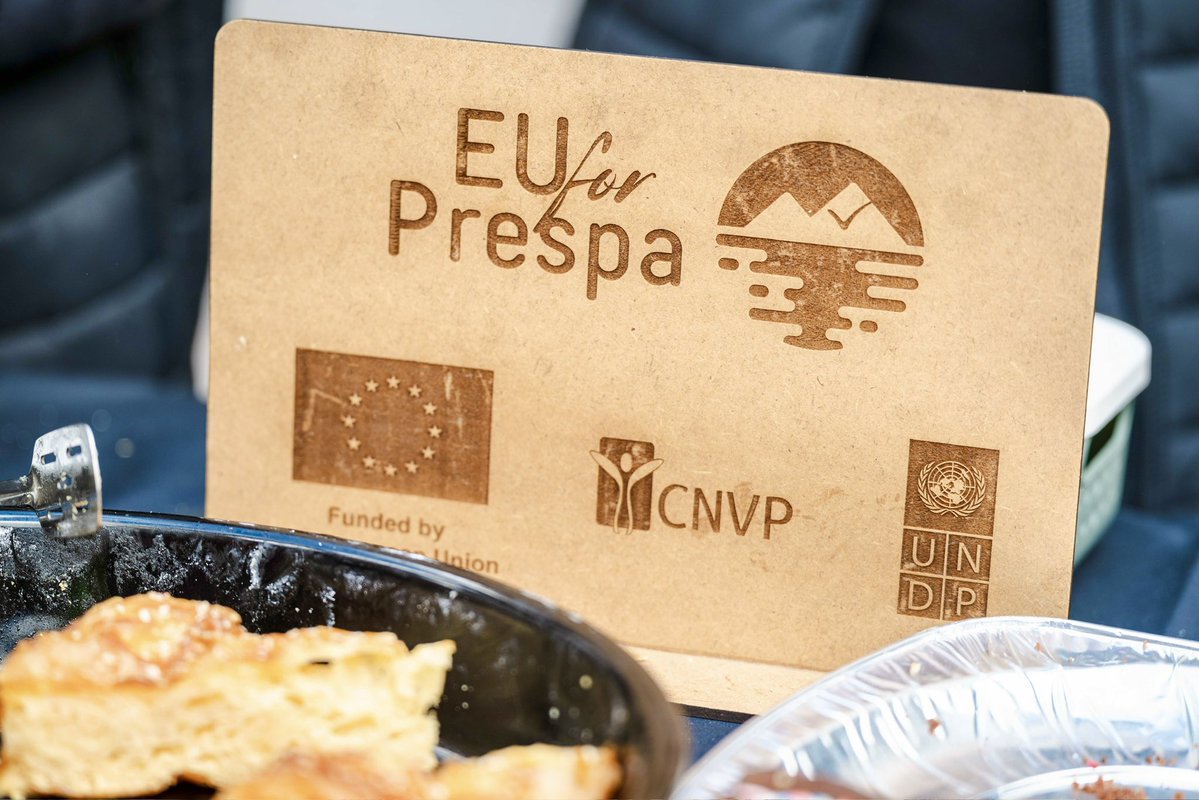 ArmenGrigoryan8's tweet photo. Apple picking season is open! #EUforPrespa implemented by @UNDPMK, empowered 145 farmers in sustainable agriculture, applying #inno practices. Improved irrigation, renewable energy solutions&modern equipment, helping farmers increase productivity & protect Prespa’s nature. 🇪🇺 https://t.co/R5J3r322Eu