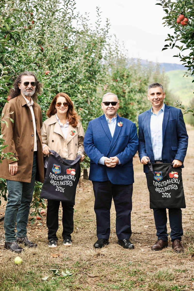 ArmenGrigoryan8's tweet photo. Apple picking season is open! #EUforPrespa implemented by @UNDPMK, empowered 145 farmers in sustainable agriculture, applying #inno practices. Improved irrigation, renewable energy solutions&modern equipment, helping farmers increase productivity & protect Prespa’s nature. 🇪🇺 https://t.co/R5J3r322Eu