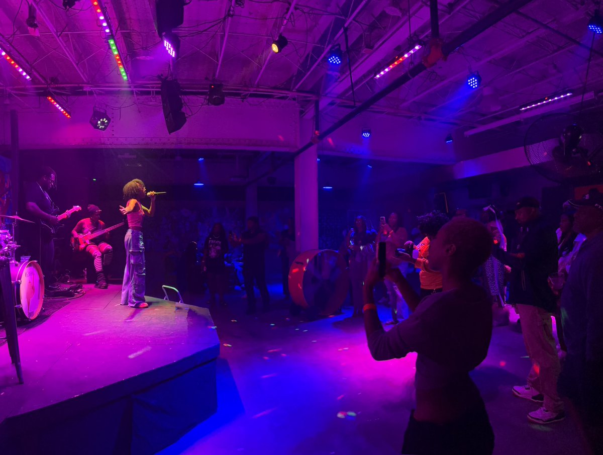 pop4marzz's tweet photo. Another show, another day living my dream✨ https://t.co/IfIphVHNbK