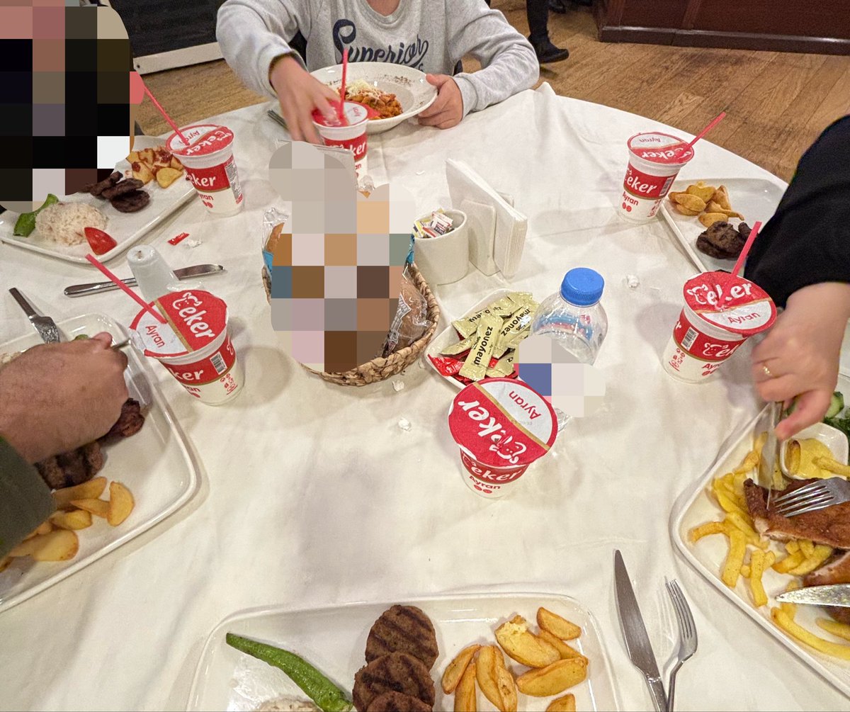 affraze's tweet photo. ben bugun ilk maasimla ailemi yemege cikardim 🥹💖 https://t.co/Ypqsf5S7Dt