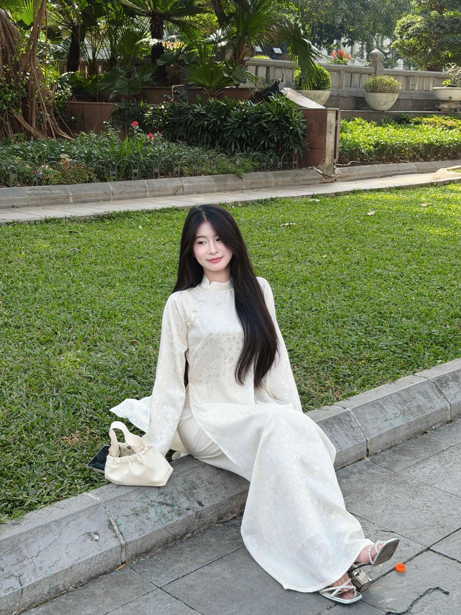 Mia_Linh01's tweet photo. Ngồi ở đây mát ghê luôn á, tự nhiên chỉ muốn ngồi lâu thêm một chút thôi 🌿✨

Bãi cỏ xanh mướt, không gian lại yên bình quá nên em tranh thủ làm vài bức ảnh mang về đây nè 🤭💛 Nhìn khung cảnh này là chỉ muốn chọn ngay một tấm làm ảnh đại diện luôn á, vừa nhẹ nhàng vừa th���y rất dễ chịu.

Có những chỗ chẳng cần quá cầu kỳ, chỉ cần đủ xanh, đủ mát và đủ bình yên là đã làm mình thấy thích rồi 😆📸

Mọi người thấy góc này có đủ xinh để em đổi ảnh đại diện không ạaa? 🌷✨