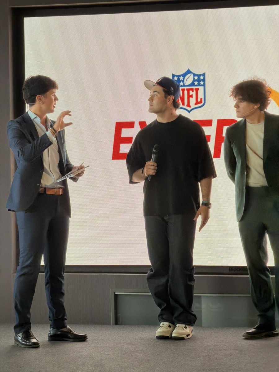 mrchenaort's tweet photo. #NFL Sevilla ❤️🩵💚 https://t.co/f6NwYOylIz