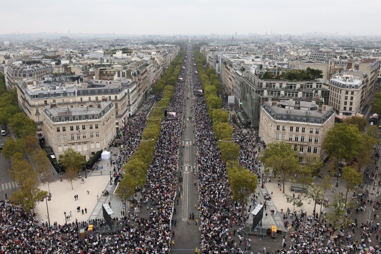 Guigz75116's tweet photo. Tout le spectre politique a tweeter pendant la visite du pape à Paris.

La droite a tweeté. Le centre a tweeté. Les écologistes ont tweeté. Même des gens qu’on n’entend habituellement que pour demander une commission d’enquête ont trouvé le temps d’écrire trois phrases.

Et LFI ?

Silence intersidéral.

Pas un mot pendant que 800 000 personnes remplissaient la Concorde.

Pas un commentaire pendant que le Stade de France chantait.

Pas une virgule pendant que le pape était à Lourdes.

Ils avaient parlé avant.
« Il est le bienvenu. »
« Leadership spirituel. »
« Petit arrière-goût d’humanisme. »

Puis plus rien. Comme si le pape, une fois arrivé réellement en France, était devenu un sujet trop radioactif pour être touché en direct.

C’est assez rare pour le signaler : un mouvement qui commente habituellement le moindre fait divers, le moindre déplacement ministériel et le moindre tweet de Macron à 3 h du matin, choisit soudain la voie mystique du silence contemplatif.

LFI n’a pas été pudique. Elle a été coincée. 

Quand le réel contredit leur roman, le parti du bruit préfère se taire.🤭